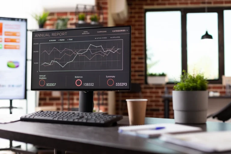 Digital dashboard with predictive analytics, highlighting technological solutions for supply chain optimization.